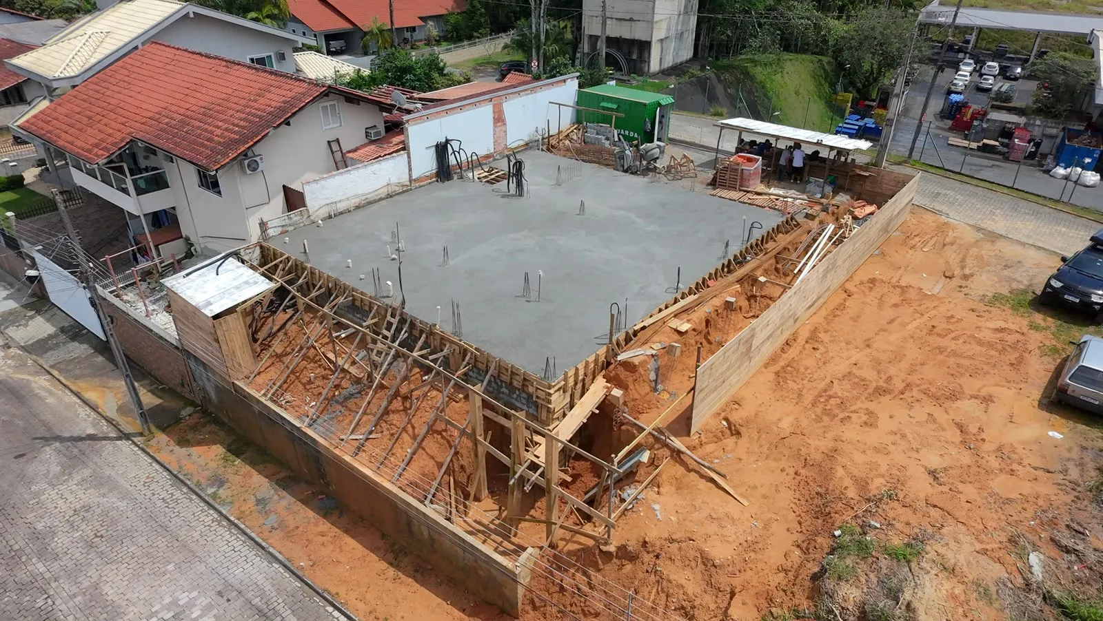 Obra da terceira sede da Excia vista de outro ângulo, com a estrutura de madeira das formas